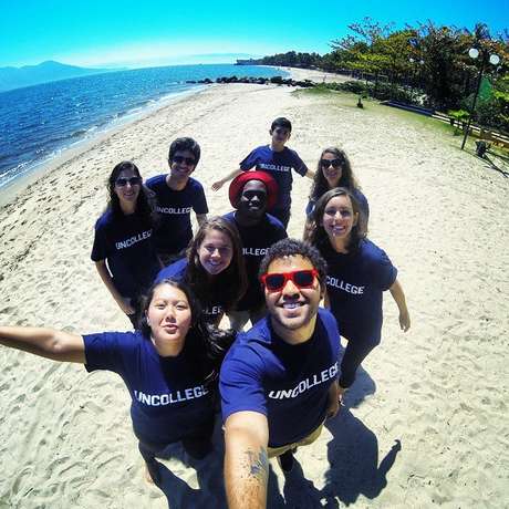 Na foto, Lucas Coelho (na frente, à direita), cofundador do movimento no Brasil, e parte da turma do programa Gap Year <p>Na foto, Lucas Coelho (na frente, à direita), cofundador do movimento no Brasil, e parte da turma do programa Gap Year</p>