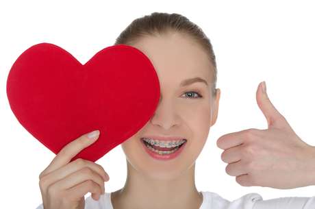 Com dicas de especialistas todos podem beijar sem medo com aparelho ortodôntico Com dicas de especialistas todos podem beijar sem medo com aparelho ortodôntico