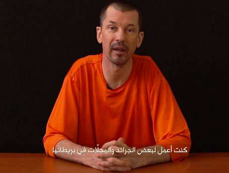 Nas imagens, Cantlie fala de maneira calma e determinada <p>Nas imagens, Cantlie fala de maneira calma e determinada</p>