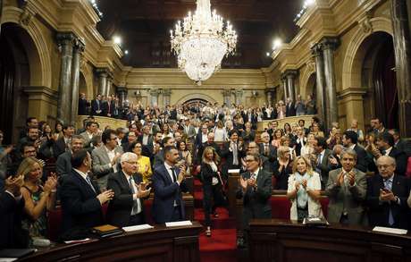 Membros do parlamento catalão aplaudem em Barcelona a aprovação da lei que autoriza a realização de um referendo sobre a independência da região <p>Membros do parlamento catalão aplaudem em Barcelona a aprovação da lei que autoriza a realização de um referendo sobre a independência da região</p>