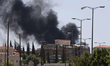Fumaça sobe de uma área onde rebeldes xiitas lutam contra as forças do governo em Sanaa, em 21 de setembro <p>Fumaça sobe de uma área onde rebeldes xiitas lutam contra as forças do governo em Sanaa, em 21 de setembro </p>