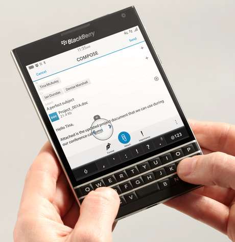 O aparelho aposta no design preto e quadrado com teclado, além de tela touchscreen de 4.5 polegadas com resolução de 1440 x 1440 O aparelho aposta no design preto e quadrado com teclado, além de tela touchscreen de 4.5 polegadas com resolução de 1440 x 1440
