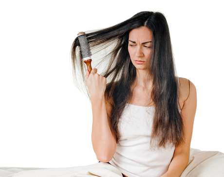 O cabelo desnutrido fica poroso, sem brilho e é difícil de desembaraçar O cabelo desnutrido fica poroso, sem brilho e é difícil de desembaraçar