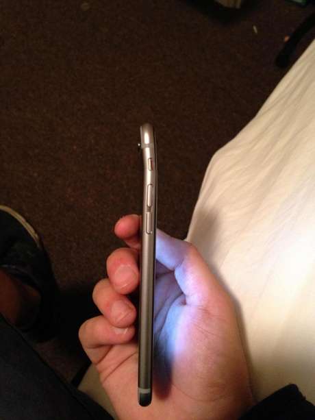 "Feliz" comprador, usuário "agradece" a Apple por criar um iPhone que dobra em seu bolso "Feliz" comprador, usuário "agradece" a Apple por criar um iPhone que dobra em seu bolso