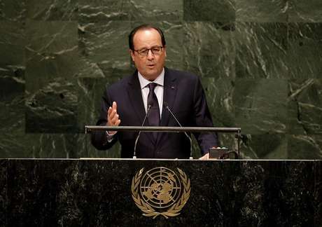 O presidente francês decretou que as bandeiras permaneçam a meio mastro na sexta-feira, sábado e domingo em homenagem a Gourdel <p><span style="font-size: 15.1999998092651px;">O presidente francês decretou que as bandeiras permaneçam a meio mastro na sexta-feira, sábado e domingo em homenagem a Gourdel</span></p>