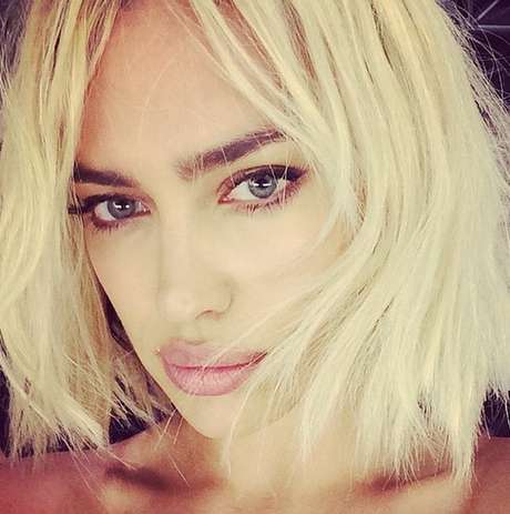 Irina Shayk surpreende ao adotar fios platinados e curtos Irina Shayk surpreende ao adotar fios platinados e curtos