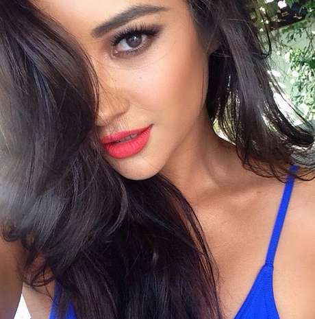 Shay Mitchell deixa as mechas e volta ao seu tom escuro natural Shay Mitchell deixa as mechas e volta ao seu tom escuro natural