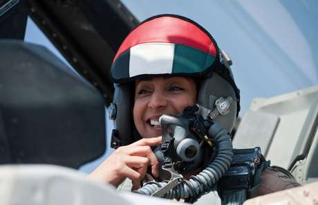 A primeira piloto dos Emirados, a major da Força Aérea, Mariam Al Mansouri, 35 anos, dirige um caça F-16 A primeira piloto dos Emirados, a major da Força Aérea, Mariam Al Mansouri, 35 anos, dirige um caça F-16