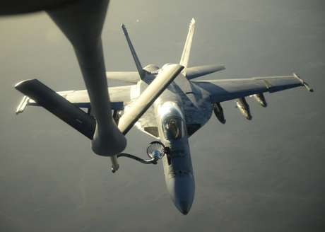 Jato americano recebe combustível em pleno voo durante bombardeios na Síria contra o EI Jato americano recebe combustível em pleno voo durante bombardeios na Síria contra o EI