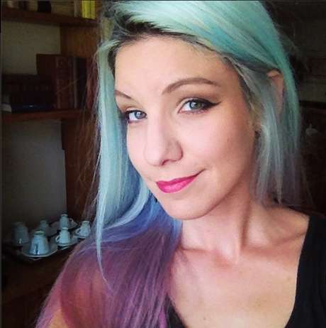 Marimoon deixa o platinado e aposta em cabelo colorido Marimoon deixa o platinado e aposta em cabelo colorido
