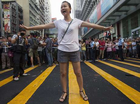 Máfia chinesa teria agredido sexualmente mulheres que participavam de manifestações <p>Máfia chinesa teria agredido sexualmente mulheres que participavam de manifestações</p>