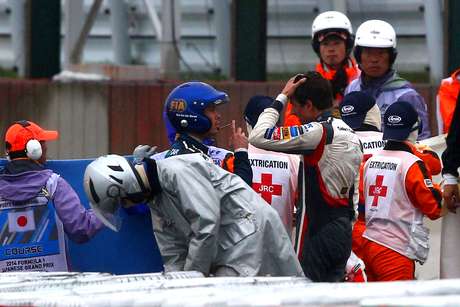 Bianchi é atendido na pista após acidente no GP de Suzuka <p>Bianchi é atendido na pista após acidente no GP de Suzuka</p>
