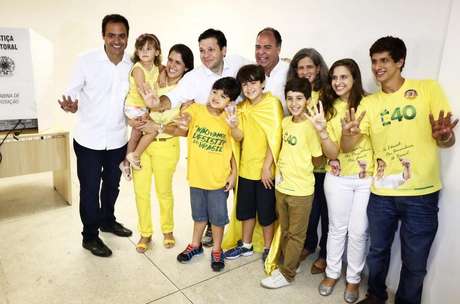 Paulo Henrique Saraiva Câmara posa para foto junto da família de Eduardo Campos após voto <p>Paulo Henrique Saraiva Câmara posa para foto junto da família de Eduardo Campos após voto</p>