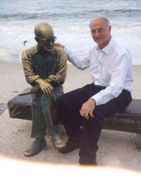 Suplicy postou uma foto no Facebook ao lado do poeta Carlos Drummond de Andrade <p>Suplicy postou uma foto no Facebook ao lado do poeta Carlos Drummond de Andrade</p>