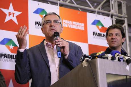 O candidato ao governo de São Paulo, Alexandre Padilha concede entrevista coletiva ao lado do prefeito de São Paulo, Fernando Haddad, após o resultado das eleições em um hotel na Alameda Santos em São Paulo <p>O candidato ao governo de São Paulo, Alexandre Padilha concede entrevista coletiva ao lado do prefeito de São Paulo, Fernando Haddad, após o resultado das eleições em um hotel na Alameda Santos em São Paulo</p>