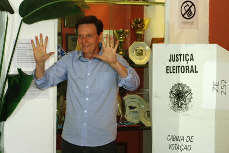 O candidato ao governo do Rio, Marcelo Crivella, votou no Clube Marimbás, junto ao Forte de Copacabana O candidato ao governo do Rio, Marcelo Crivella, votou no Clube Marimbás, junto ao Forte de Copacabana