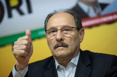 Candidato do PMDB ao governo gaúcho, José Ivo Sartori concede entrevista após o resultado que o coloca no 2º turno Candidato do PMDB ao governo gaúcho, José Ivo Sartori concede entrevista após o resultado que o coloca no 2º turno