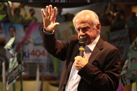 Pedro Simon também chegou a anunciar sua aposentadoria, mas acabou voltando para a disputa depois que seu indicado, Beto Albuquerque (PSB), deixou o pleito para ser vice de Marina Silva Pedro Simon também chegou a anunciar sua aposentadoria, mas acabou voltando para a disputa depois que seu indicado, Beto Albuquerque (PSB), deixou o pleito para ser vice de Marina Silva