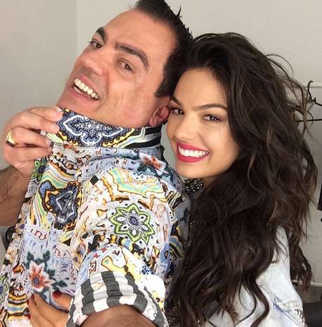 Biaggi cria ondas nos fios de Isis Valverde para fotos de capa de revista Biaggi cria ondas nos fios de Isis Valverde para fotos de capa de revista