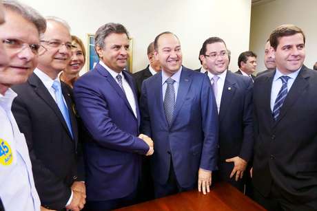 Pastor Everaldo (centro dir.) anuncia apoio a Aécio Neves (centro esq) <p>Pastor Everaldo (centro dir.) anuncia apoio a Aécio Neves (centro esq)</p>