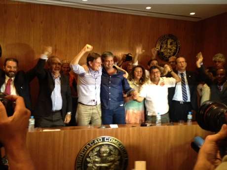 Marcelo Crivella e Lindberg Farias selam acordo para 2º turno nas eleições do RJ <p>Marcelo Crivella e Lindberg Farias selam acordo para 2º turno nas eleições do RJ</p>