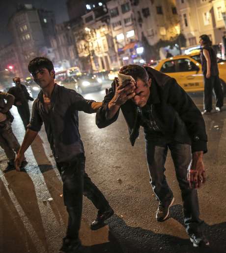 Homem fica ferido durante protestos em Istambul Homem fica ferido durante protestos em Istambul