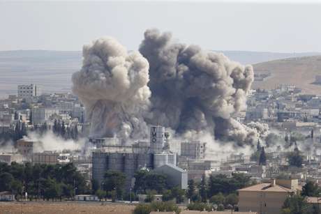 Bombardeios realizados pela coalizão mataram pelo menos 57 pessoas na fronteira entre a Síria e a Turquia Bombardeios realizados pela coalizão mataram pelo menos 57 pessoas na fronteira entre a Síria e a Turquia