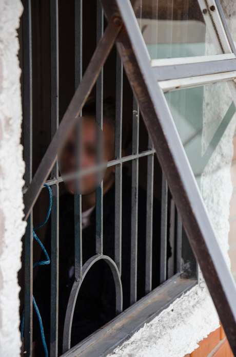 Na casa onde vive com a família, Maria sofre com a instabilidade que ainda a impedem de ter uma vida normal Na casa onde vive com a família, Maria sofre com a instabilidade que ainda a impedem de ter uma vida normal