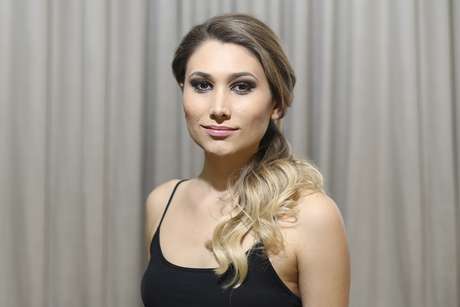 O que chama atenção no penteado é a textura natural das ondas, criando um look delicado O que chama atenção no penteado é a textura natural das ondas, criando um look delicado