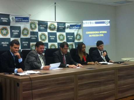 Segundo a polícia, mais de 100 pessoas podem ter envolvimento com as clínicas ilegais <p>Segundo a polícia, mais de 100 pessoas podem ter envolvimento com as clínicas ilegais</p>