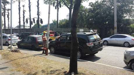 Agente da CET afirmou ter multado mais de 20 carros durante evento no clube Esperia Agente da CET afirmou ter multado mais de 20 carros durante evento no clube Esperia