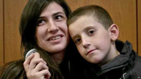 Erion foi devolvido à mãe nesta quinta, em Kosovo Erion foi devolvido à mãe nesta quinta, em Kosovo