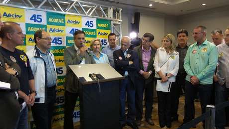 Aécio participou de ato de campanha ao lado da senadora Ana Amélia (PP), José Ivo Sartori (PMDB), senador Pedro Simon (PMDB) e do deputado federal Beto Albuquerque (PSB-RS), vice na chapa derrotada de Marina Silva <p>Aécio participou de ato de campanha ao lado da senadora Ana Amélia (PP), José Ivo Sartori (PMDB), senador Pedro Simon (PMDB) e do deputado federal Beto Albuquerque (PSB-RS), vice na chapa derrotada de Marina Silva</p>