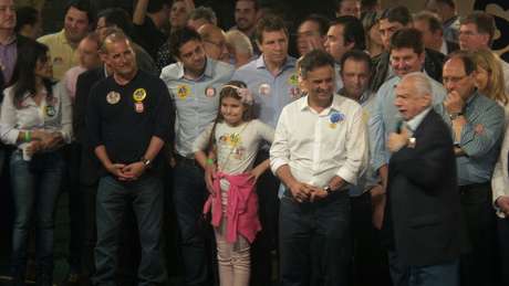 O ato aconteceu na quadra de uma escola de samba da zona norte da capital gaúcha e reuniu políticos do Estado aliados de Aécio neste segundo turno <p>O ato aconteceu na quadra de uma escola de samba da zona norte da capital gaúcha e reuniu políticos do Estado aliados de Aécio neste segundo turno</p>