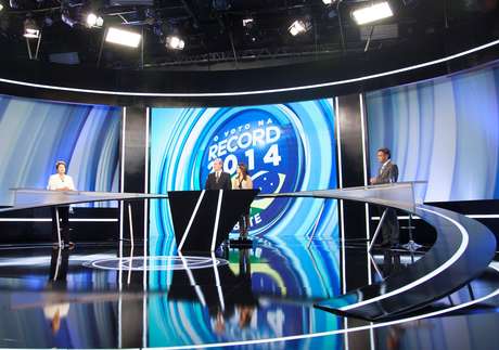 Dilma e Aécio fizeram debate menos agressivo na TV Record Dilma e Aécio fizeram debate menos agressivo na TV Record