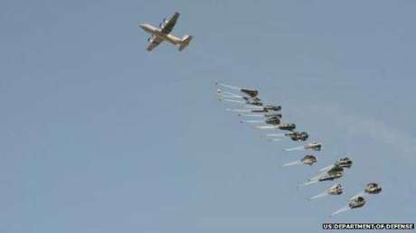 EUA realizam ataques aéreos para conter avanço de militantes do 'Estado Islâmico' na cidade síria de Kobane <p>EUA realizam ataques aéreos para conter avanço de militantes do 'Estado Islâmico' na cidade síria de Kobane</p>
