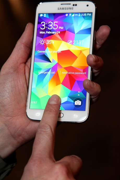 O substituto do Galaxy S5 (foto) deve chegar não apenas com mudanças na configuração de hardware, mas também no sistema de usabilidade Touch Wiz <p>O substituto do Galaxy S5 (foto) deve chegar não apenas com mudanças na configuração de hardware, mas também no sistema de usabilidade Touch Wiz</p>