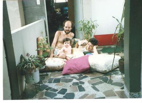 Tatiany cercada pelos avós, Gabriela e Flávio <p>Tatiany cercada pelos avós, Gabriela e Flávio</p>