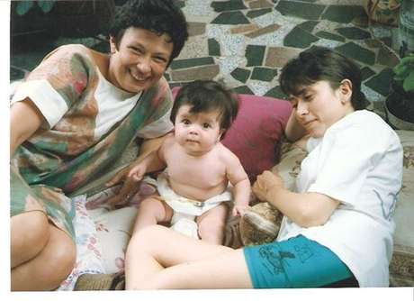 Tatiany ainda bebê com a avó e a mãe Alessandra <p>Tatiany ainda bebê com a avó e a mãe Alessandra</p>