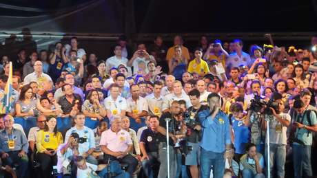 Em comício em Goiânia, Aécio Neves, candidato do PSDB à Presidência, falou sobre libertar o País e criticou o tom da campanha da adversária, Dilma Rousseff (PT) Em comício em Goiânia, Aécio Neves, candidato do PSDB à Presidência, falou sobre libertar o País e criticou o tom da campanha da adversária, Dilma Rousseff (PT)