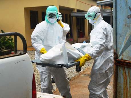 No Guiné, onde a epidemia começou no ano passado, 904 pessoas morreram e mais de 1.540 ficaram infectadas <p>No Guiné, onde a epidemia começou no ano passado, 904 pessoas morreram e mais de 1.540 ficaram infectadas</p>