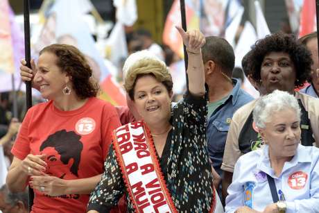 Dilma Rousseff fez campanha pelas ruas da cidade de Duque de Caxias (RJ), nesta quarta-feira (22) Dilma Rousseff fez campanha pelas ruas da cidade de Duque de Caxias (RJ), nesta quarta-feira (22)