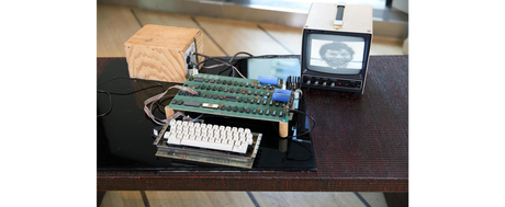 O Apple 1 foi o primeiro computador pessoal pré-montado a ser vendido; as 50 unidades PC foram feitas a mão por Steve Wozniak <p>O Apple 1 foi o primeiro computador pessoal pré-montado a ser vendido; as 50 unidades PC foram feitas a mão por Steve Wozniak</p>