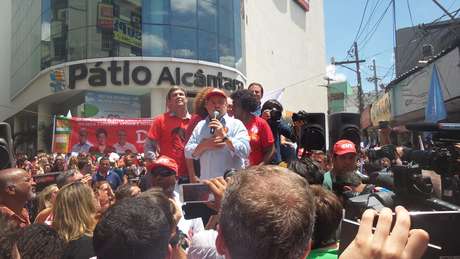 Ex-presidente Lula assumiu o microfone após passagem do carro <p>Ex-presidente Lula assumiu o microfone após passagem do carro</p>