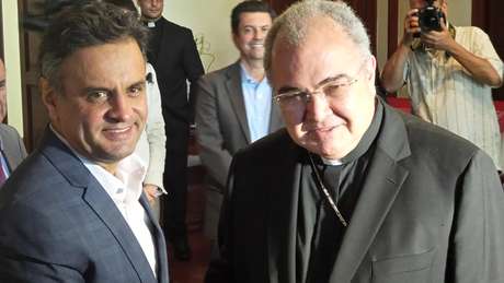 Aécio se reuniu com o cardeal arcebispo do Rio, dom Orani Tempesta, na sede da Mitra Arquidiocesana, no bairro do Catete, no Rio <p> Aécio se reuniu com o cardeal arcebispo do Rio, dom Orani Tempesta, na sede da Mitra Arquidiocesana, no bairro do Catete, no Rio</p>