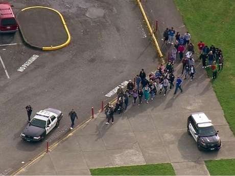 Imagens aéreas mostraram estudantes se reunindo em um campo de atletismo dentro do campus e outros deixando a escola <p>Imagens aéreas mostraram estudantes se reunindo em um campo de atletismo dentro do campus e outros deixando a escola</p>