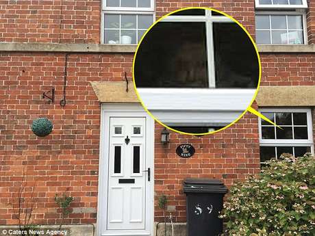 O suposto fantasma apareceu em foto na janela da nova cada de Michelle O suposto fantasma apareceu em foto na janela da nova cada de Michelle
