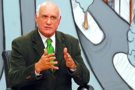 "O Bolsa-Família tem efeito, acho que deve continuar", afirma o senador eleito "O Bolsa-Família tem efeito, acho que deve continuar", afirma o senador eleito