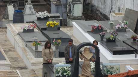 Em visita ao túmulo de Tancredo e dona Risoleta, no cemitério São Francisco de Assis, com a irmã Andréa e a mãe, Maria Inês <p>Em visita ao túmulo de Tancredo e dona Risoleta, no cemitério São Francisco de Assis, com a irmã Andréa e a mãe, Maria Inês</p>