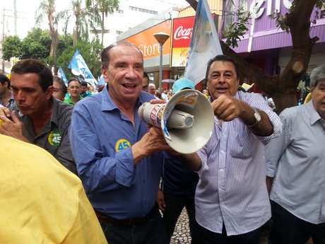Aloysio com o megafone emprestado pelo radialista Abdo Assen Nussi <p>Aloysio com o megafone emprestado pelo radialista Abdo Assen Nussi </p>